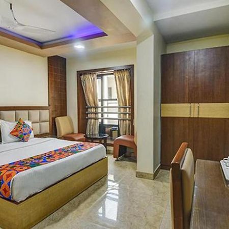 Fabhotel Central Palace Ченай Екстериор снимка